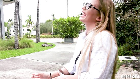 Очкастая девушка согласилась потрахаться в подворотне с пикапером
