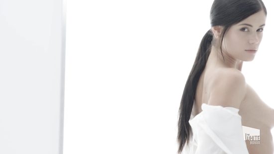 Девушка красиво и планомерно трет пальцами письку ради оргазма