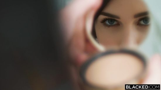 Два чернокожих парня мощно трахают белую девушку