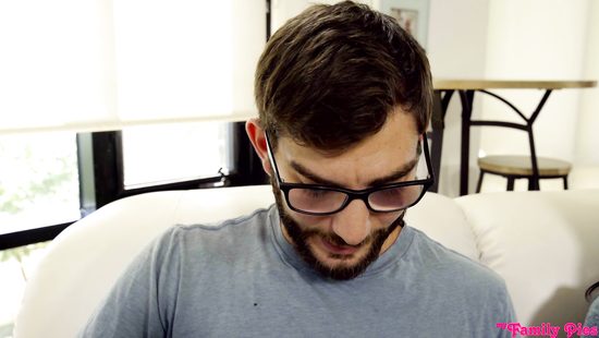 Бросил свою подругу ради траха с жопастой кокеткой