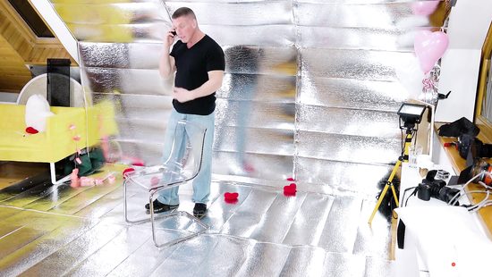 Возбудился от позирования модели и захотел ее отыметь