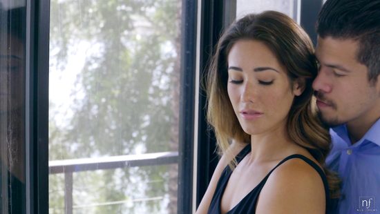 Снял с красавицы черное вечернее платье и уложил в постель