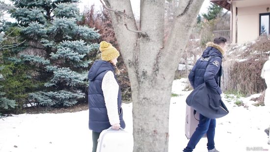 Привел девушку к опытной женщине ради сексуального обучения