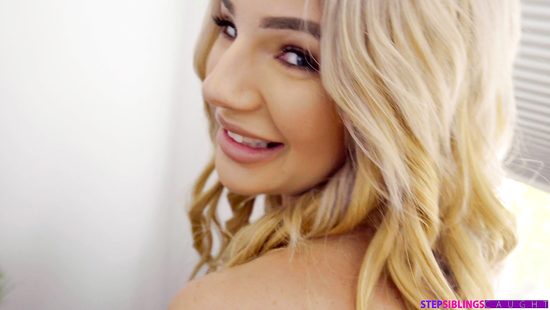 Развратная горничная совратила хозяина дома своим пошлым видом