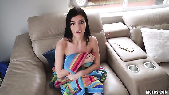 Зашла погреться к пацану и быстро оседлала его мужское достоинство