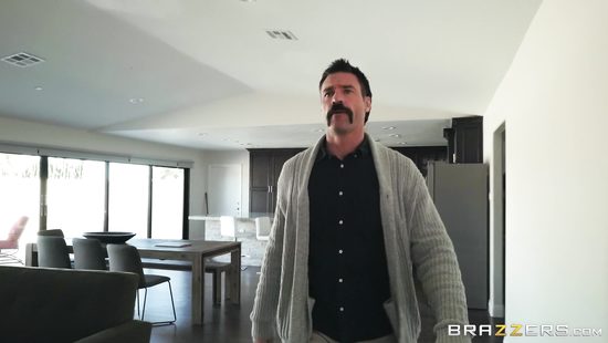 Мужчина помогает красивой девушке с избавлением от девственности