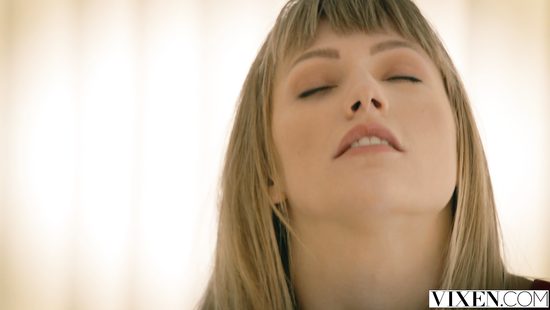 Молоденькая содержанка сношается со зрелым бизнесменом ради спермы