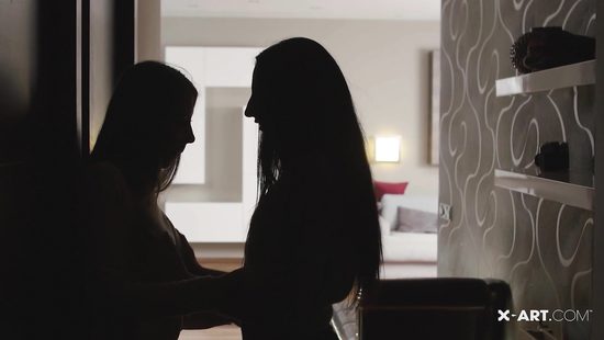 Худенькие лесбиянки чувственно ласкают бритые письки ради оргазмов