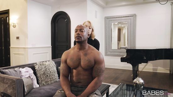 Элитная потаскуха обслуживает жилистый пенис черного мужлана