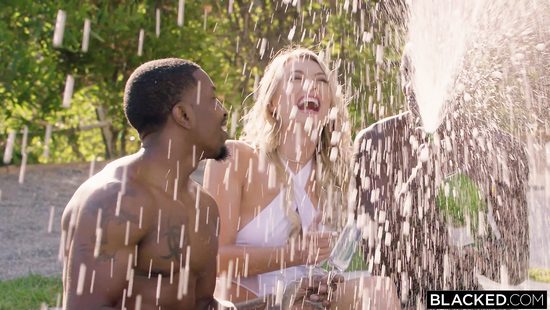 Белокурая нимфоманка не может насытиться огромными членами негров