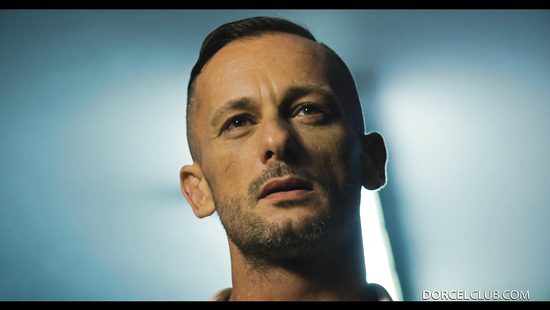 Стройная телочка трахается с двумя мужиками в подземном переходе