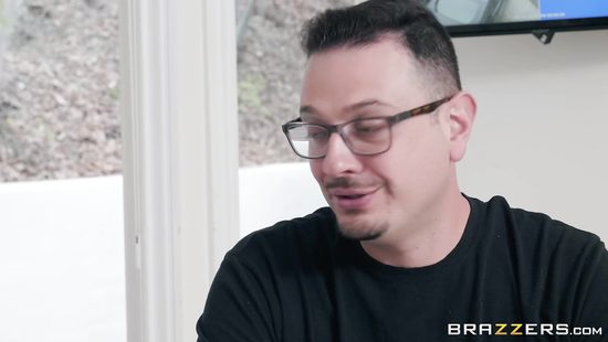 Пацан вынужден поиметь домохозяйку за спиной ее мужа