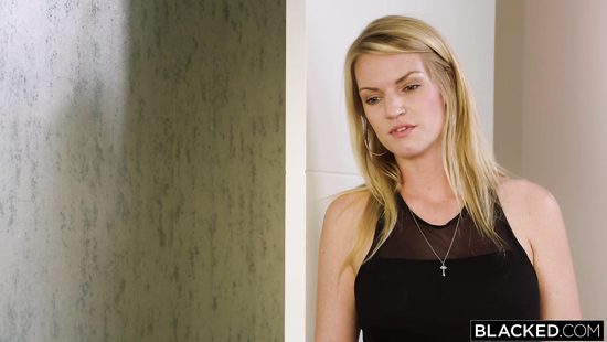 Мускулистый нигер жарит хрупкую девушку здоровенным агрегатом