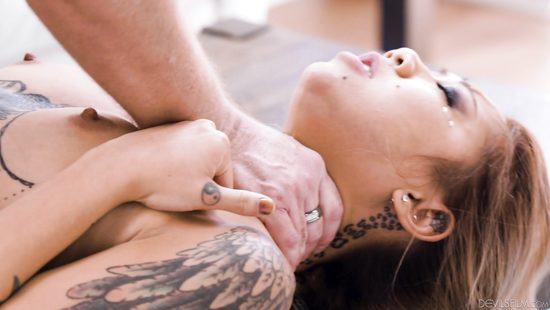 С вредной соседкой можно договориться лишь через постель