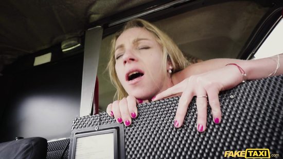 Бросил парень? Не беда! Можно отдаться таксисту всегда