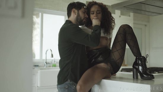 Последний шанс подставить попку под сводного брата