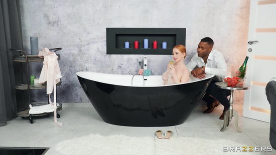 К клубничке с шампанским только члена и не хватало