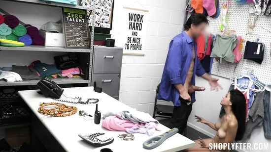 Хотела украсть трусики, а осталась даже без своих