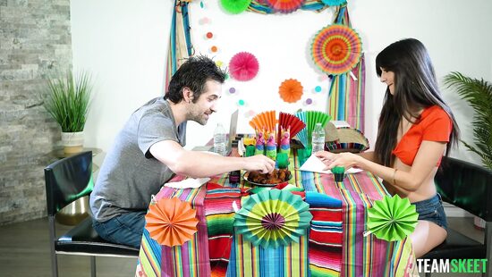 Поделилась сексуальным успехом с отчимом