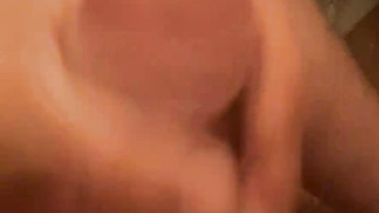 Дрочит член и кончает