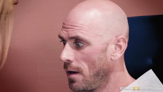 Лысый крендель выпорол грудастую блондиночку в тату салоне