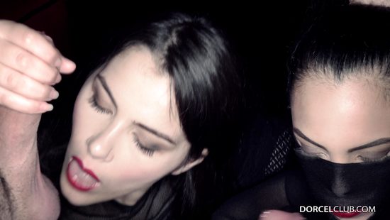 Горяченькая итальянка вместе с красивой подружкой сношаются с толпой парней