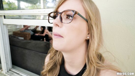 Очкастой красотке понравилась любовница мужа и она согласилась на тройничок