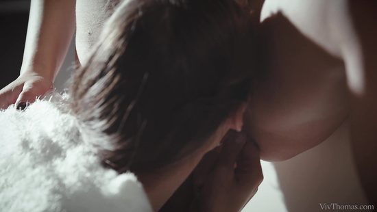 Лесбиянка возбудилась от переодевания подружки и сделала ей кунилингус