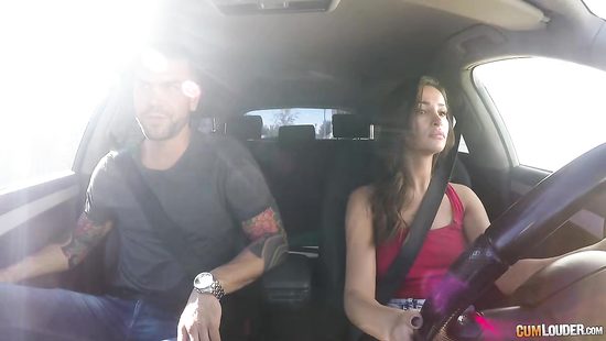 Ради водительских прав малышка готова потрахаться с инструктором прямо в машине