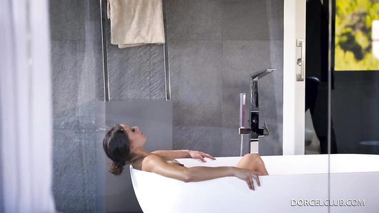 Возбужденная парочка решила не идти на вечеринку и потрахаться дома