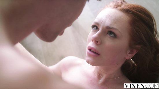 Сексуальная художница позволила критику овладеть собой и доминировать