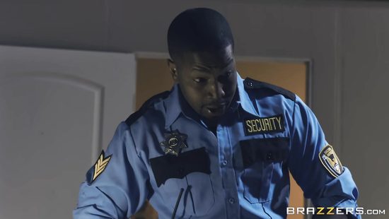 Черный охранник горячо отодрал сисястую студентку решившую поспать в библиотеке