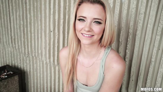 Худенькая девка после траха с пикапером в переулке наглоталась спермы