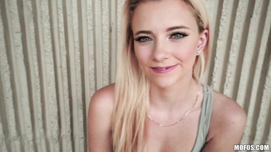 Худенькая девка после траха с пикапером в переулке наглоталась спермы