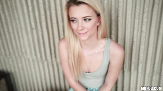 Худенькая девка после траха с пикапером в переулке наглоталась спермы