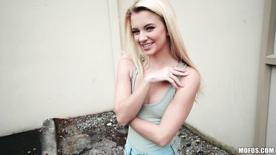 Худенькая девка после траха с пикапером в переулке наглоталась спермы