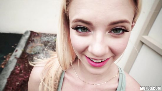 Худенькая девка после траха с пикапером в переулке наглоталась спермы