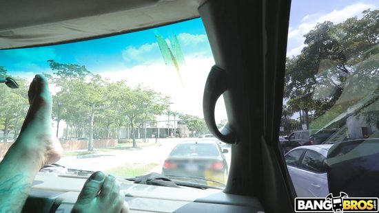 Похотливые парни развели скромную девицу на секс в машине