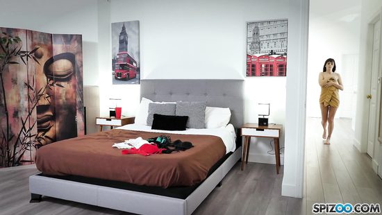 Небритый гость порадовал подружку куни и смачно отодрал на диване