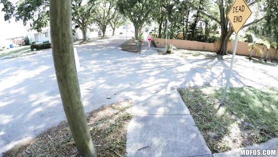 Горячая телка решила отблагодарить парня минетом за свое спасение