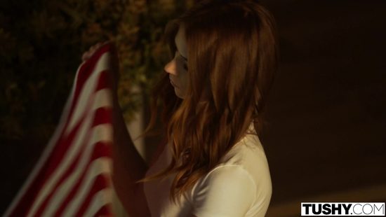 Любопытная милашка решила заглянуть на секс к постояльцам отеля