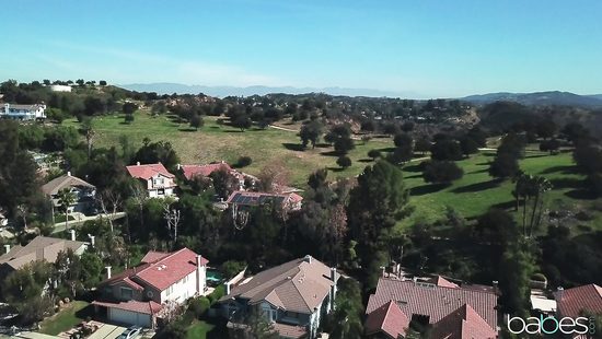 Обеспеченная девка заскучала в огромном доме и соблазнила своего негра садовника