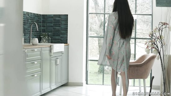 Друг повелся на аппетитную попку голой подружки и засадил ей в очко на кухне