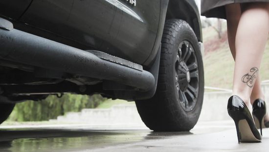 Роскошная краля сама приехала на случку к опытному чернокожему любовнику