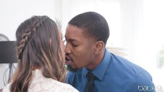 Черный член страхового агента ворвался в пирсингованную киску белой молодухи