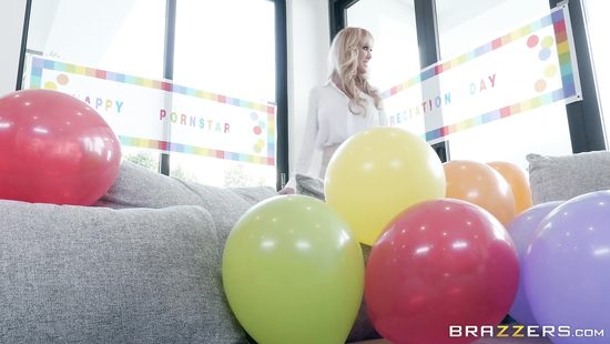 Муж подарил супруге не только белье, но и дикий секс в кровати