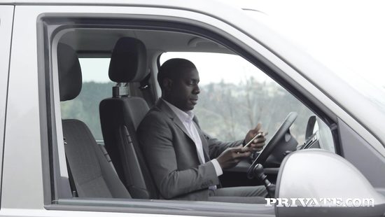 Чернокожий водила привез домой и трахнул двух приезжих белых девчонок