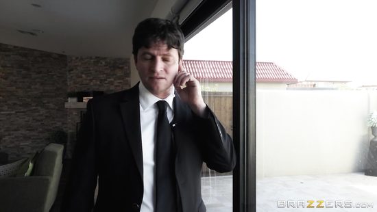 Богатая домохозяйка соблазнила телохранителя и дала ему в ванной