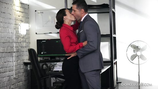 Озабоченный начальник приболтал новую секретаршу на анальный секс