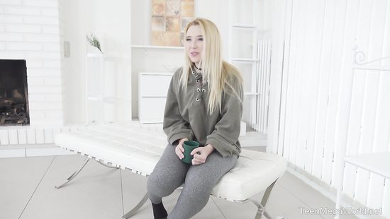 Встретил в лесу заплутавшую блондинку и привел домой потрахаться